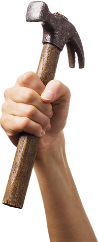 Hand, die einen Hammer hochhält